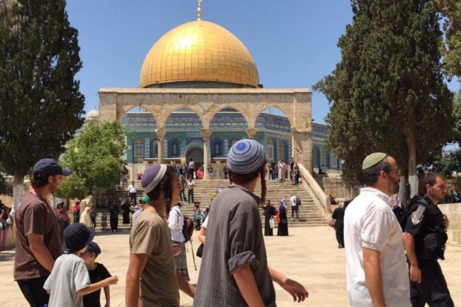 مستوطنون إسرائيليون يقتحمون باحات المسجد الأقصى