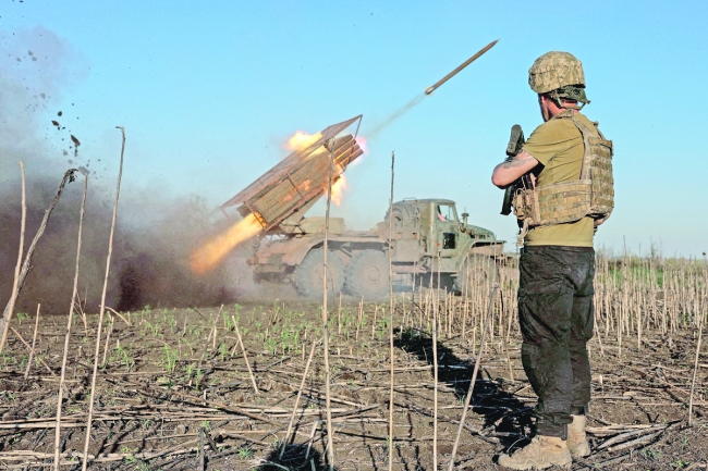 روسيا ترجئ منتدى الجيش 2025 وتشن 300 غارة على أوكرانيا