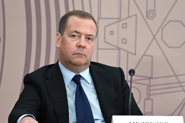 ميدفيديف يهدد ترامب بـ «اليد الميتة» وزيلينسكي يحشد لإسقاط بوتين