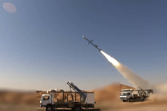 الحوثيين: تطلق صاروخ بالستي يستهدف مطار في إسرائيل