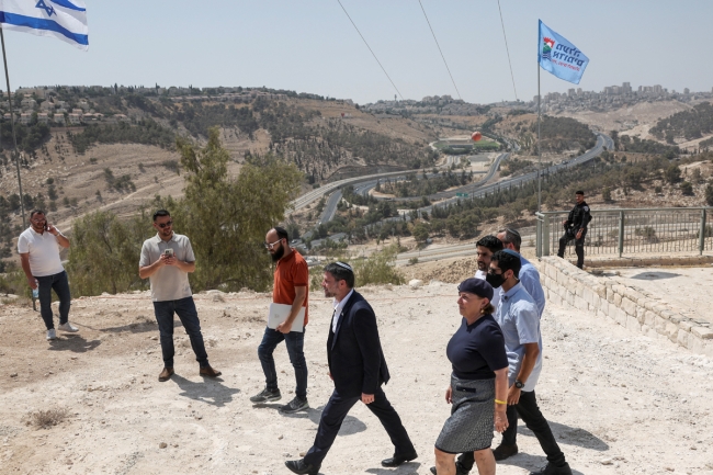 الاحتلال يعزل القدس ويسعى لدفن فلسطين بالاستيطان