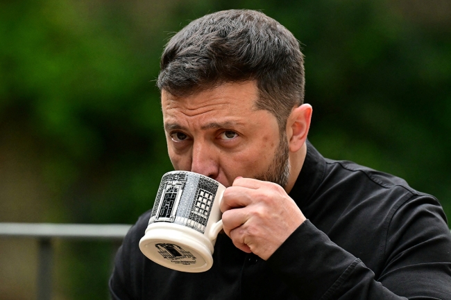 زيلينسكي: أوكرانيا تدعم عقد قمة ثلاثية ومستعدة للتعاون