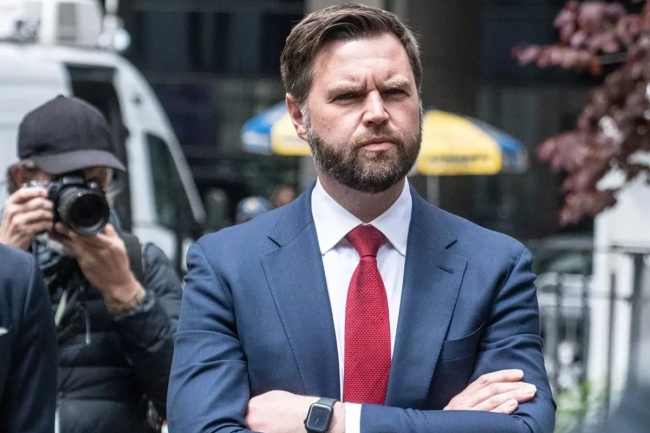 فانس يدافع عن مداهمة منزل بولتون