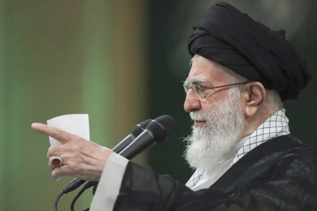 خامنئي: إيران لن تذعن ولا حلّ للملف النووي