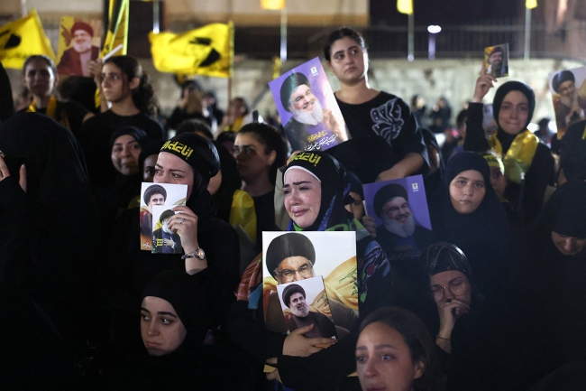 آلاف الأشخاص يحتشدون في ضريح نصر الله في ذكرى وفاته الأولى