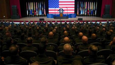 «لقاء الجنرالات»: ترامب ووزير حربه يزجان بالجيش في السياسة