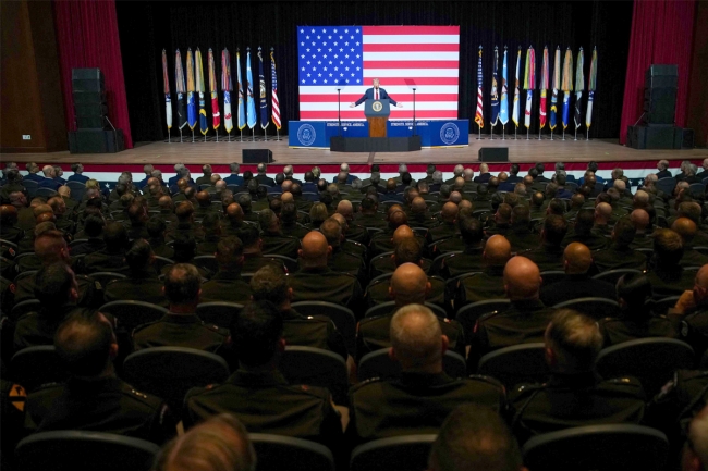 «لقاء الجنرالات»: ترامب ووزير حربه يزجان بالجيش في السياسة