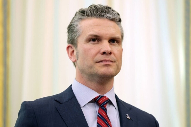 وزير الحرب الأمريكي يبحث مع وزير الدفاع القطري تعزيز التعاون الثنائي