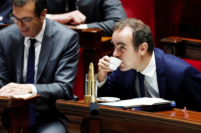 رئيس وزراء فرنسا ينجو من تصويت بحجب الثقة