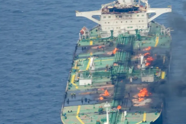 ناقلة نفط تصدر نداء استغاثة قبالة سواحل اليمن بعد انفجار على متنها