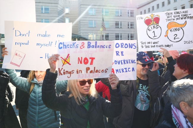 تظاهرات في أميركا والغرب ضد «الملك ترامب»