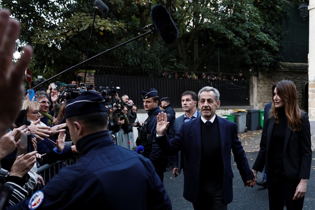 ساركوزي يدخل سجن «لا سانتيه» بباريس لقضاء عقوبة السجن 5 سنوات