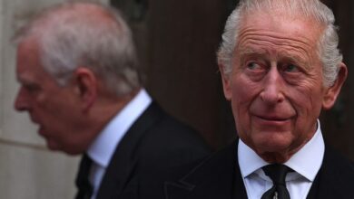 العاهل البريطاني يُجرد شقيقه آندرو من ألقابه ومن منزله