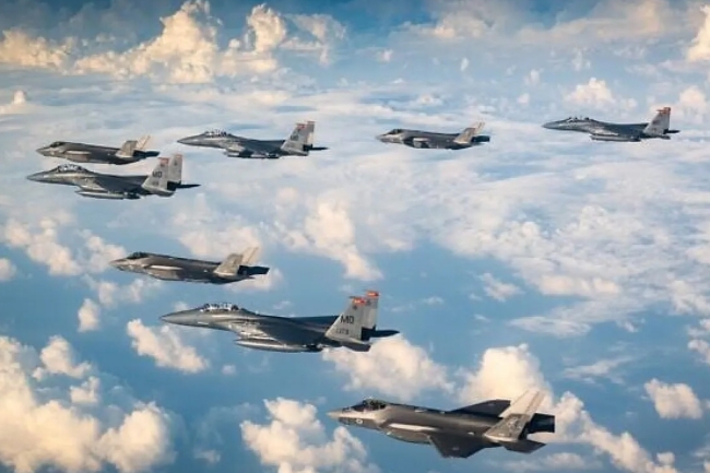 سرب طائرات إسرائيلية يحلق في سماء مدينة حمص وسط سورية