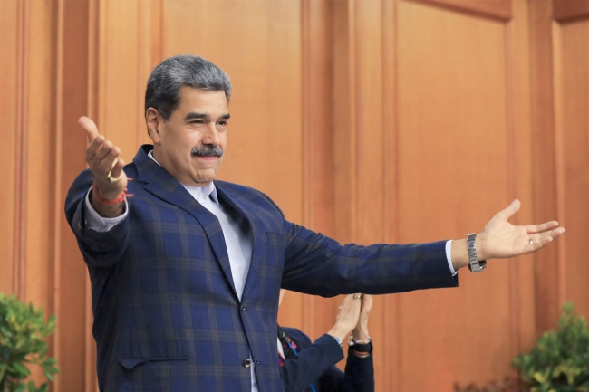 مادورو يعلن خطة للدفاع عن كاراكاس وينفي «التنحي»