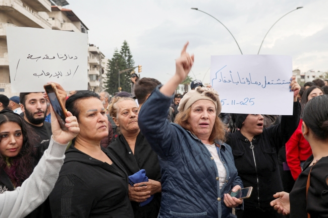 احتجاجات علوية في الساحل… ودمشق تحذر من سيناريوهات الفوضى