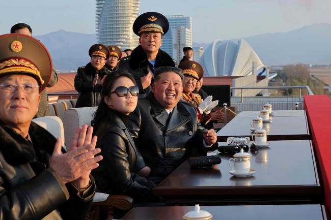 بحضور ابنته.. زعيم كوريا الشمالية يعد قواته الجوية بالحصول على أصول استراتيجية جديدة