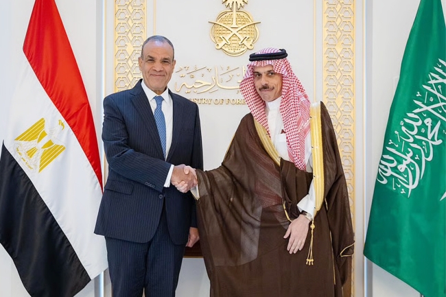 مصر والسعودية تؤكدان أهمية التشاور الوثيق لمواجهة التحديات الحالية
