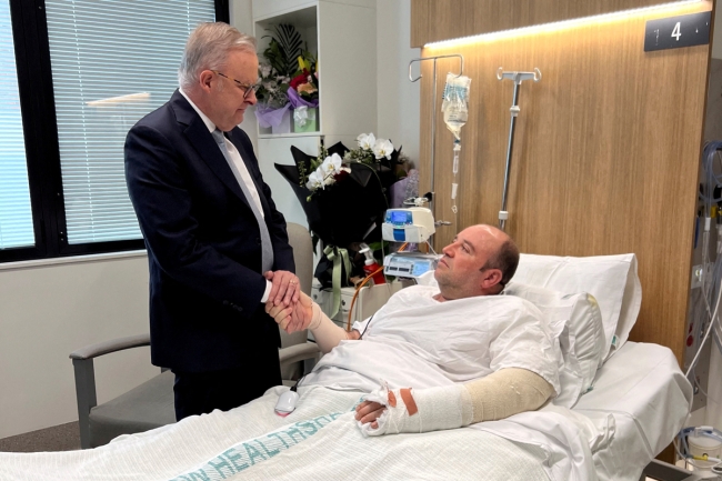 رئيس وزراء أستراليا يزور الأحمد ويصفه بـ«بطل أسترالي حقيقي»