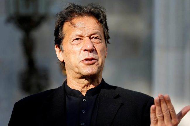 السجن 17 عاماً لعمران خان وزوجته