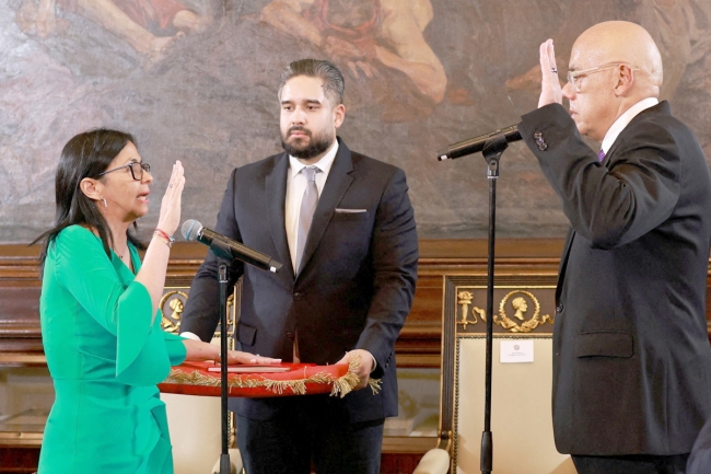 الاستخبارات الأميركية: حلفاء مادورو الأنسب للحكم